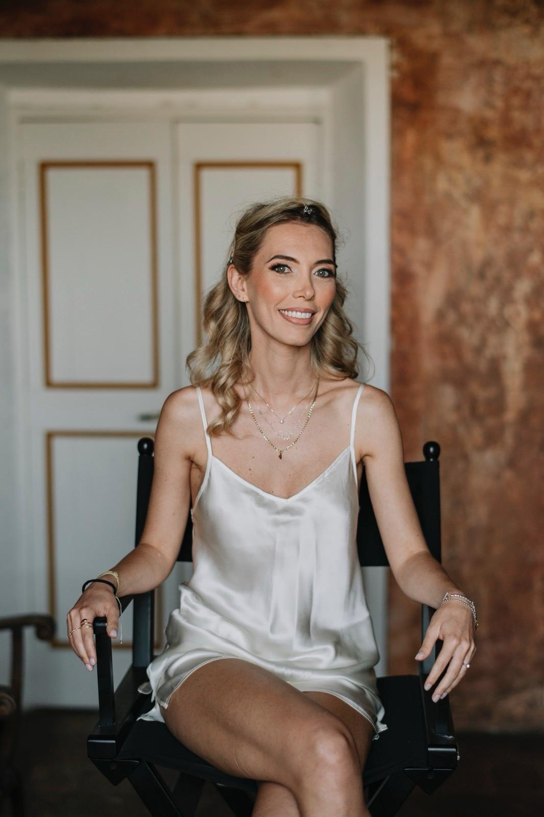 Sposa con onde morbide e luminose firmate Francesca D'Onofrio